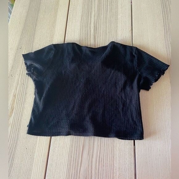 Black Ribbed Button-Front Crop Top - Women - Picture 2 of 5